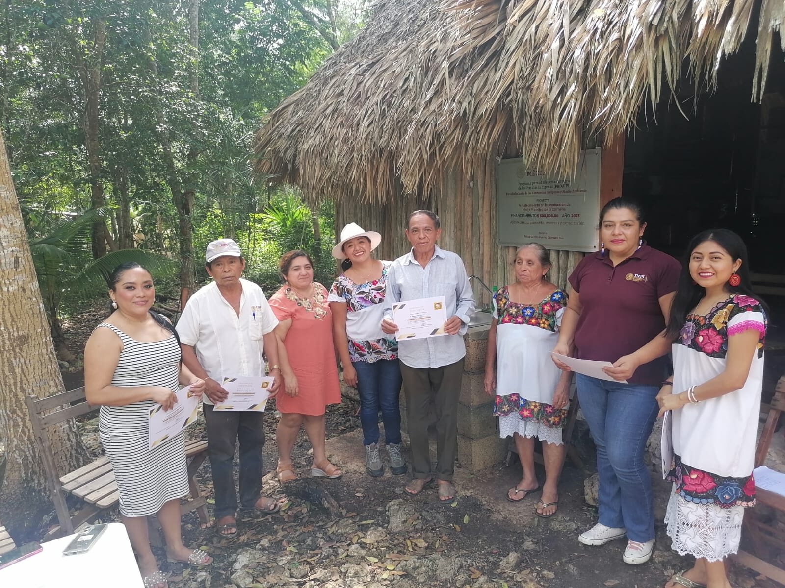 Integrantes de Betkaab reunidos frente a una palapa del ejido Betania