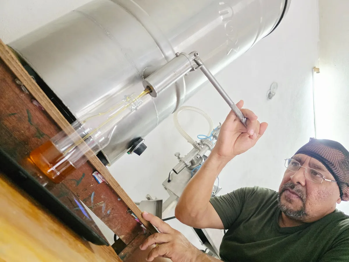Envasado de miel artesanal por Eulogio, productor vinculado con Mieli