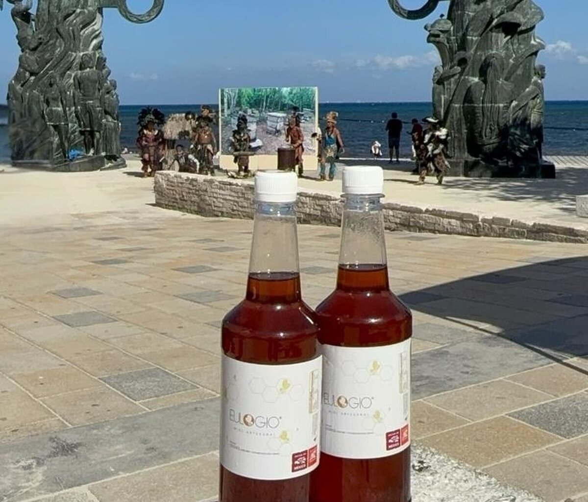 Dos botellas de Eulogio Miel Artesanal frente al Portal Maya de Playa del Carmen