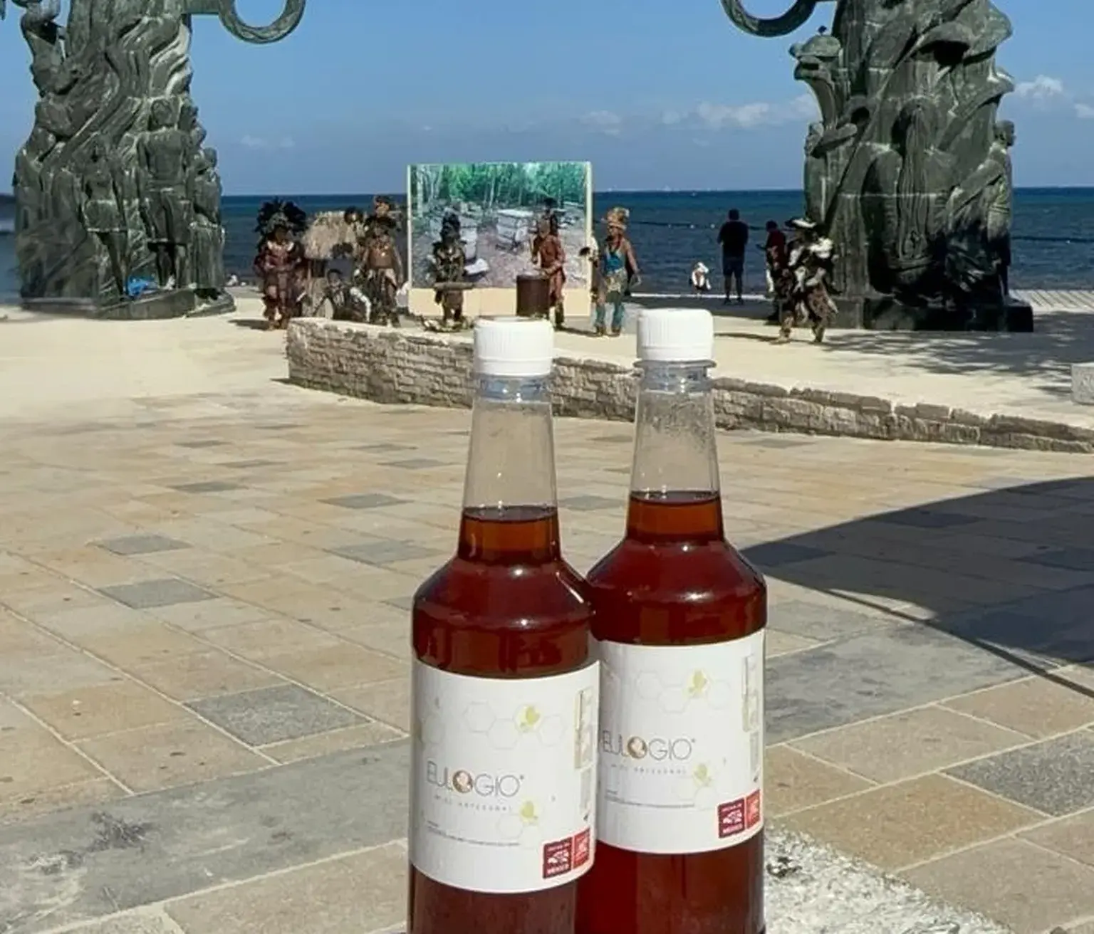 Dos botellas de Eulogio Miel Artesanal frente al Portal Maya de Playa del Carmen
