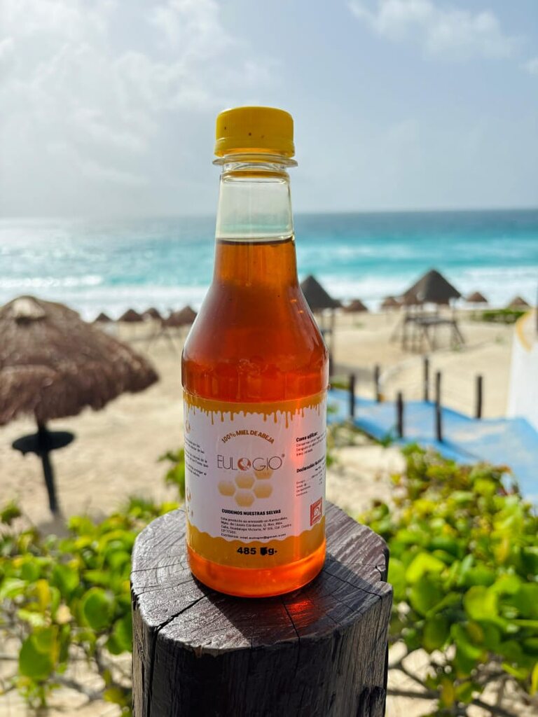 Botella de miel artesanal Eulogio iluminada por el sol
