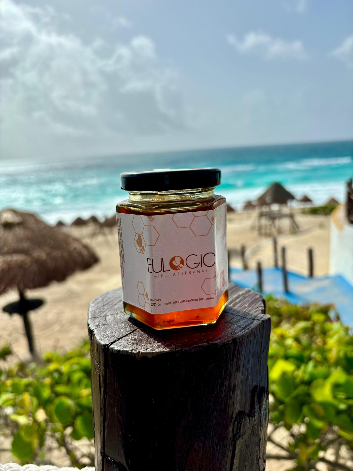 Frasco de miel artesanal Eulogio frente al mar