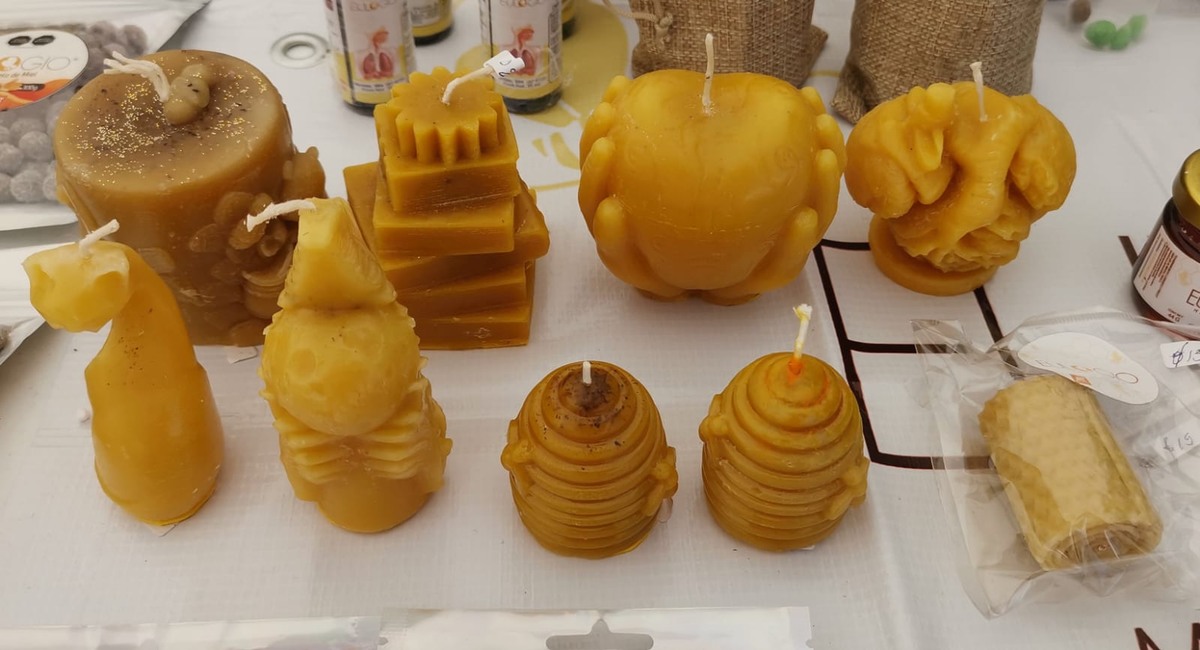 Velas y veladoras artesanales moldeadas con cera de abeja en distintas figuras