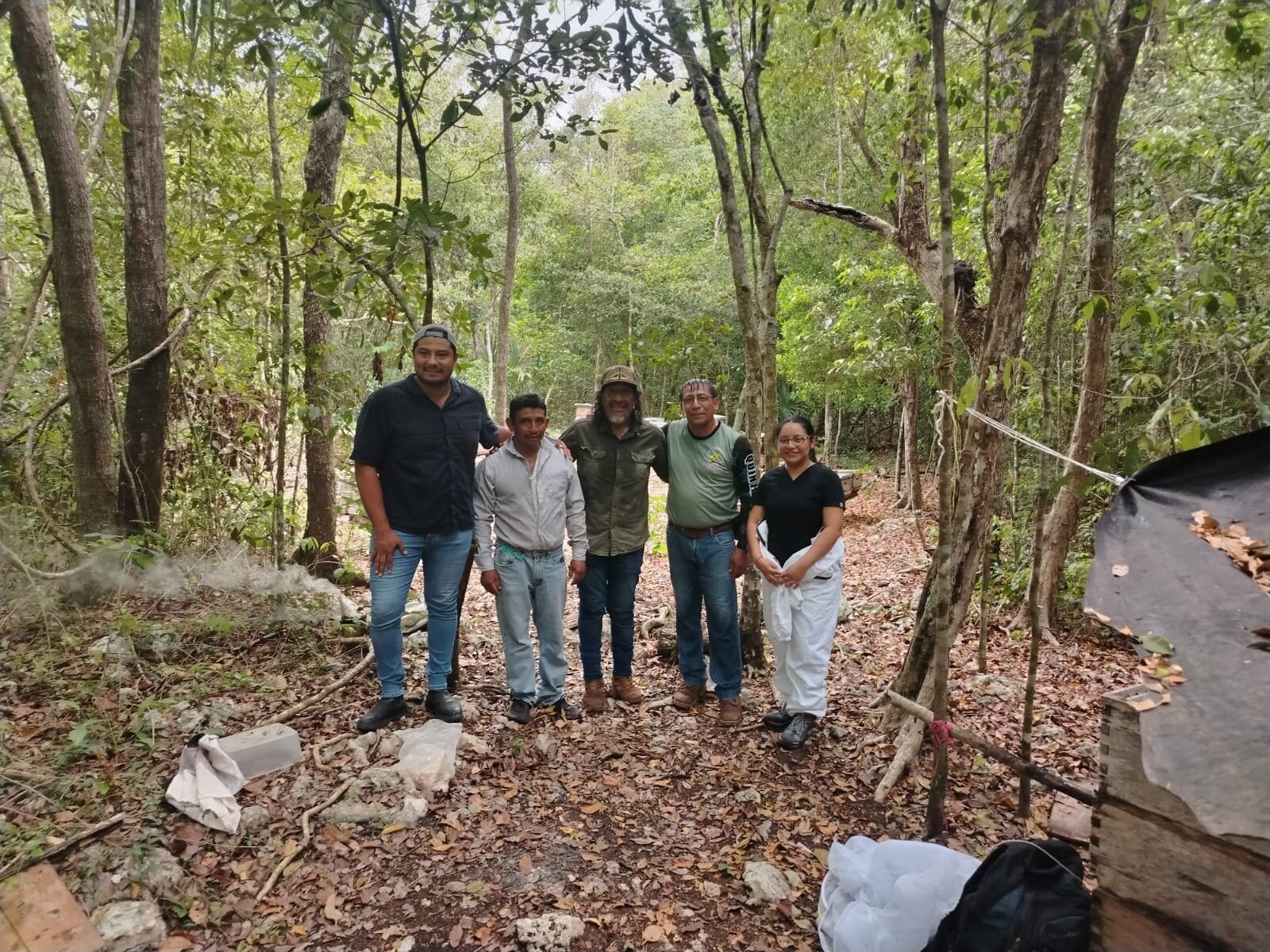 Integrantes de la comunidad Kan Kan reunidos junto a las colmenas en la selva