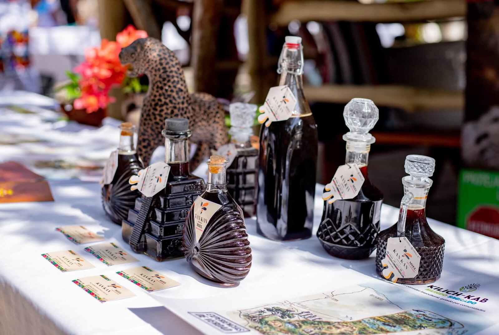 Botellas de miel Kan Kan en distintas presentaciones sobre una mesa de exhibición