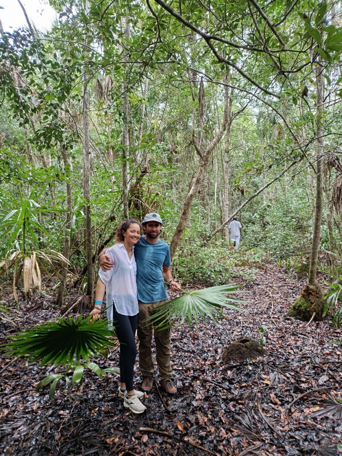 Dos integrantes de la comunidad recorren un sendero dentro de la selva de Uxuxubi