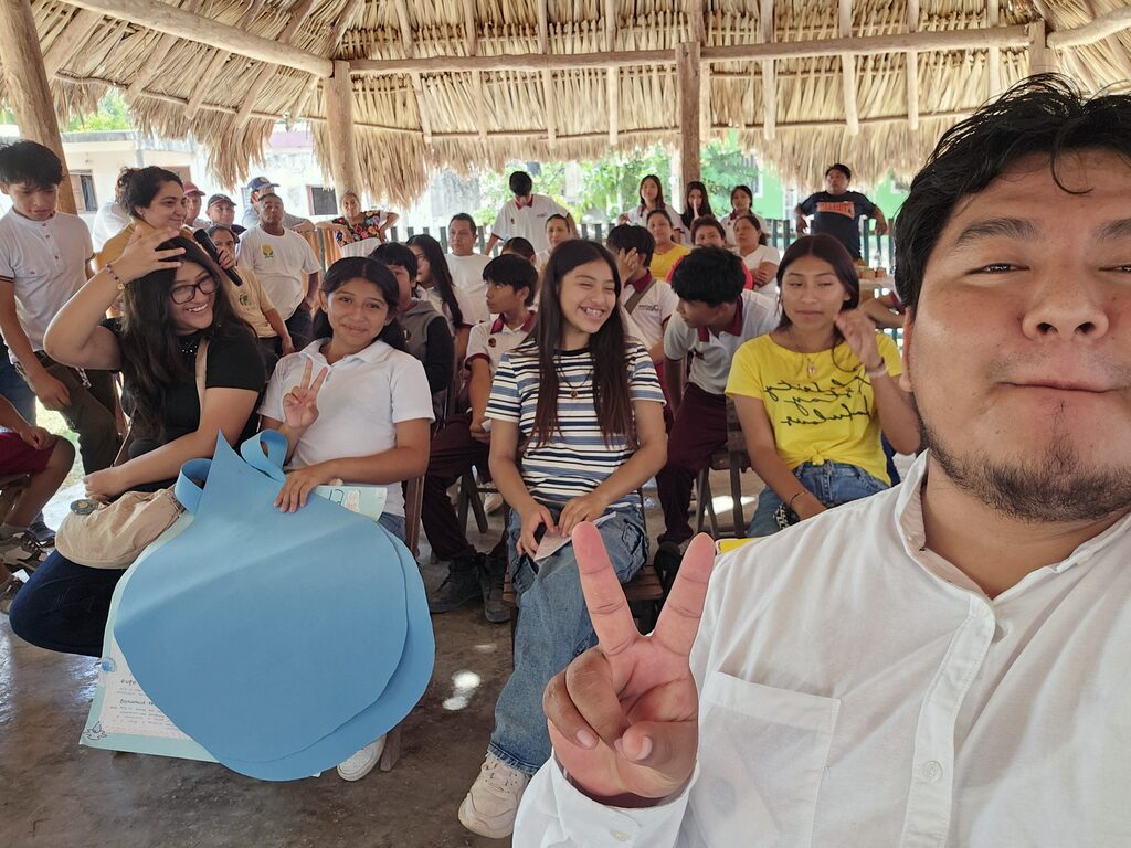 Participantes reunidos durante una actividad comunitaria de Miel de Flores Mayas