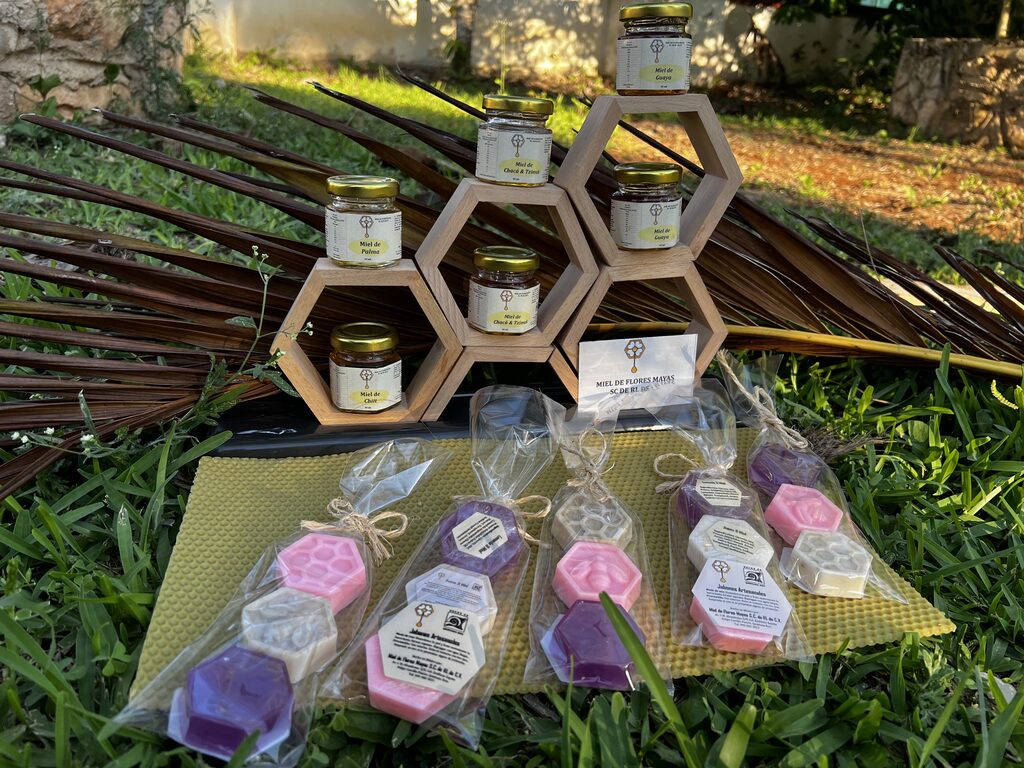 Miel, jabones y productos de la cooperativa exhibidos al aire libre